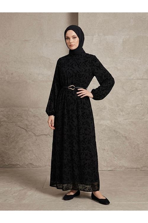 Kadın Siyah Flok Baskı Detaylı Kemerli Kolu Lastikli Tesettür Elbise 