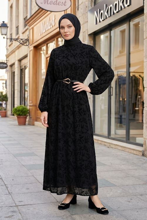 Kadın Siyah Flok Baskı Detaylı Kemerli Kolu Lastikli Tesettür Elbise 