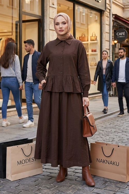 Kadın Kumaşı Kendinden Desenli Gömlek Yaka Tunik Büzgülü Etekli Takım Kahve