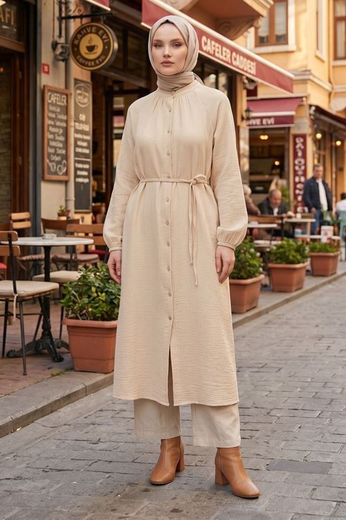 Kadın Bej  Hakim Yaka Düğmeli Muslin Kumaş Kolu Lastikli Trend Şık Yazlık Rahat Kalıp Tesettür Uzun Tunik
